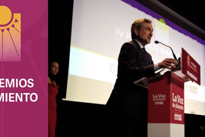 Ángel Escobar, diputado provincial, reconoce los méritos de los premiados en esta IV gala de los Premios Nacimiento.