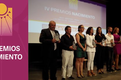 Foto de familia con todos los premiados en los IV Premios Nacimiento para cerrar la ceremonia.