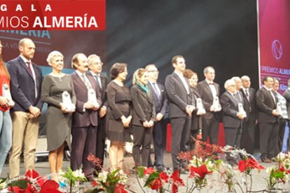Foto de familia de los premiados.