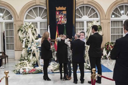 Capilla ardiente del pequeño Gabriel Cruz Ramírez instalada en la Diputación de Almería.