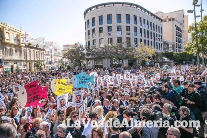 Concentración en Puerta Purchena en apoyo a Gabriel Cruz Ramírez.