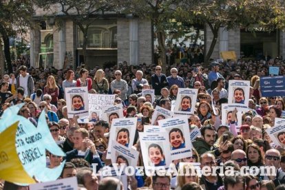 Concentración en Puerta Purchena en apoyo a Gabriel Cruz Ramírez.