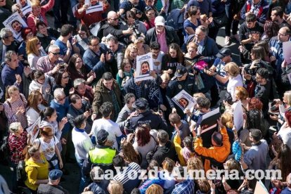 Concentración en Puerta Purchena en apoyo a Gabriel Cruz Ramírez.