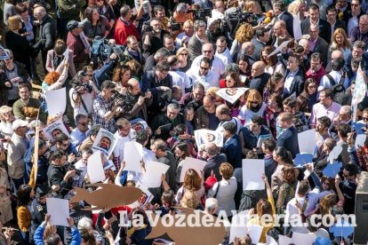 Concentración en Puerta Purchena en apoyo a Gabriel Cruz Ramírez.