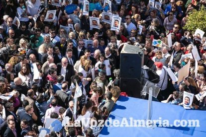 Concentración en Puerta Purchena en apoyo a Gabriel Cruz Ramírez.
