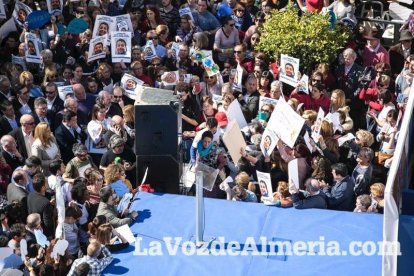 Concentración en Puerta Purchena en apoyo a Gabriel Cruz Ramírez.