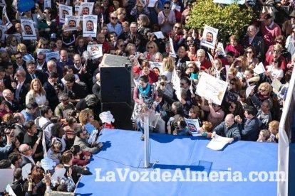 Concentración en Puerta Purchena en apoyo a Gabriel Cruz Ramírez.