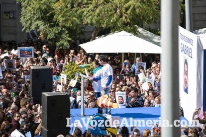 Concentración en Puerta Purchena en apoyo a Gabriel Cruz Ramírez.