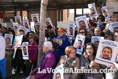 Concentración en Puerta Purchena en apoyo a Gabriel Cruz Ramírez.
