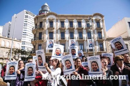 Concentración en Puerta Purchena en apoyo a Gabriel Cruz Ramírez.