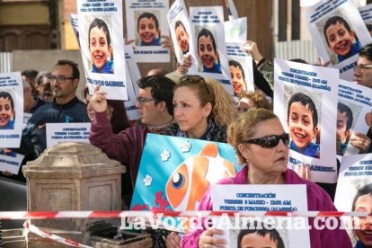 Concentración en Puerta Purchena en apoyo a Gabriel Cruz Ramírez.