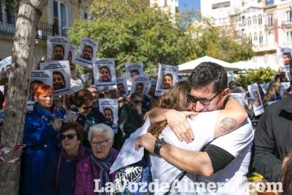 Concentración en Puerta Purchena en apoyo a Gabriel Cruz Ramírez.