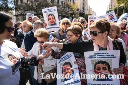 Concentración en Puerta Purchena en apoyo a Gabriel Cruz Ramírez.