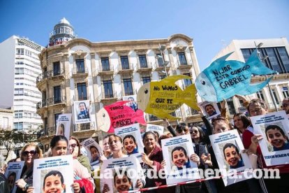 Concentración en Puerta Purchena en apoyo a Gabriel Cruz Ramírez.