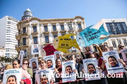 Concentración en Puerta Purchena en apoyo a Gabriel Cruz Ramírez.