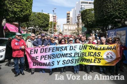 Miles de personas protestan contra una medida que creen “raquítica y miserable”