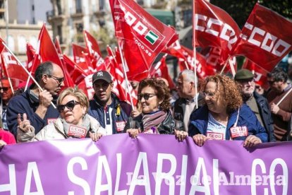 Miles de personas protestan contra una medida que creen “raquítica y miserable”