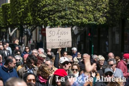 Miles de personas protestan contra una medida que creen “raquítica y miserable”