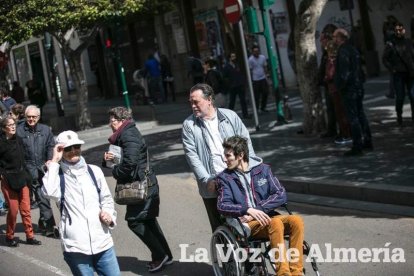 Miles de personas protestan contra una medida que creen “raquítica y miserable”