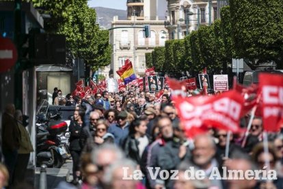 Miles de personas protestan contra una medida que creen “raquítica y miserable”