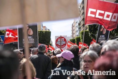 Miles de personas protestan contra una medida que creen “raquítica y miserable”