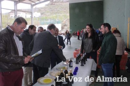 El alcalde de Abrucena, Antonio Torres, inauguró el acto ante numerosos asistentes.