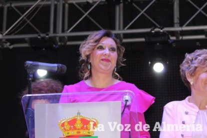 La alcaldesa benaducense, Mari Carmen Soriano, abrió la gala de coronación de las Reinas con su saluda