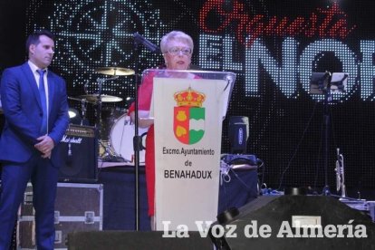 La alcaldesa benaducense, Mari Carmen Soriano, abrió la gala de coronación de las Reinas con su saluda