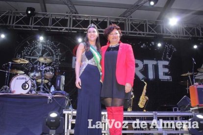 La alcaldesa benaducense, Mari Carmen Soriano, abrió la gala de coronación de las Reinas con su saluda