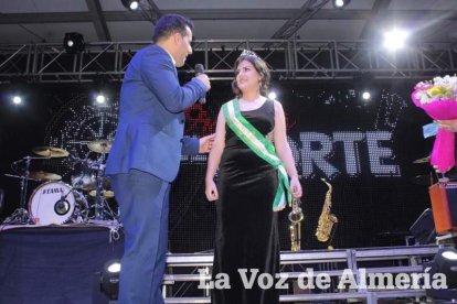 La alcaldesa benaducense, Mari Carmen Soriano, abrió la gala de coronación de las Reinas con su saluda