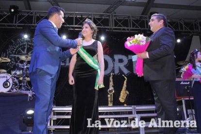 La alcaldesa benaducense, Mari Carmen Soriano, abrió la gala de coronación de las Reinas con su saluda