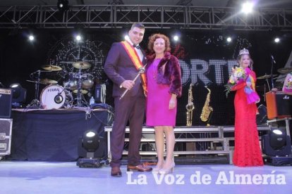 La alcaldesa benaducense, Mari Carmen Soriano, abrió la gala de coronación de las Reinas con su saluda