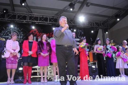 La alcaldesa benaducense, Mari Carmen Soriano, abrió la gala de coronación de las Reinas con su saluda