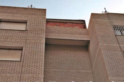 Torreón de donde se desprendieron los ladrillos.