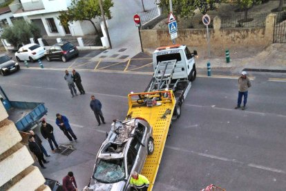Uno de los coches afectados retirado por la grúa.