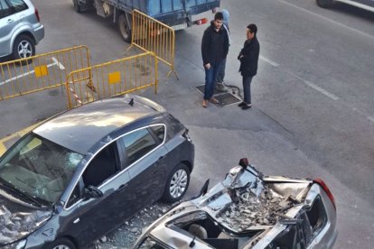 Los vecinos observan los daños provocados.