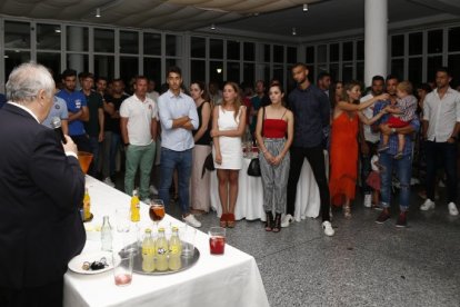 Alfonso García hablando a sus futbolistas