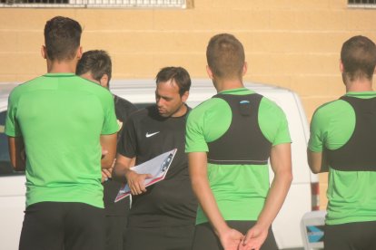 Fran habla con sus jugadores.