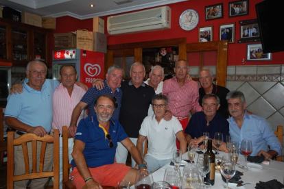 Las raciones de pescado volaron por las mesas.