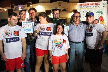 La organización entregó un recuerdo al Ayuntamiento.