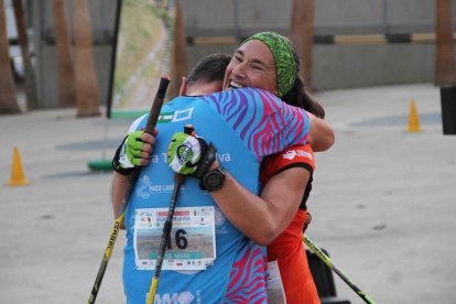 Sonia Miras, campeona, recibe un abrazo.
