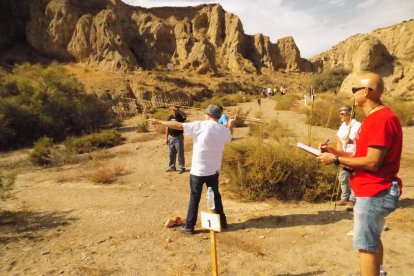 Lanzamiento de azagaya con el propulsor prehistórico.