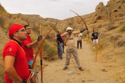 Lanzamiento de tiro con arco prehistórico.