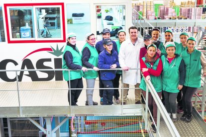 CASI. Antonio Domene, gerente de CASI y el Equipo de manipulado del producto.