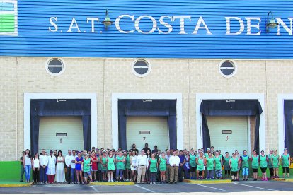 COSTA DE NÍJAR. Trabajadores de la empresa y de dirección, con su gerente Miguel López Ojeda y su presidente Antonio Rodríguez Morante.