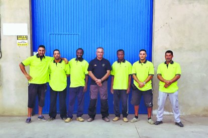 LA TAMARILLA. Noureddine Ahriouil, Marouane Sasdki, Emmanuel Kwabena Nketiah, Ibrahin Adre, Rahal Tabyi y Kamal Belfor, peones y Manuel Gálvez Céspedes, administrador.