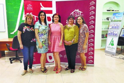 AMFAR. Fabiola Vargas, vocal; Ana Mª Gallego, vicepresidenta; Adoración Blanque, presidenta; Isabel Jiménez, secretaria; y Cristina Martín, vocal.
