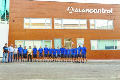 ALAR CONTROL. Trabajadores de esta empresa almeriense.
