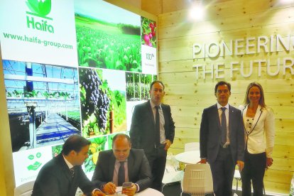 HAIFA. De izquierda a derecha: Ignacio López López, Pedro Alcudia Corredor, Manuel Moreno Villar, Ferrán Lledó Falcó y María Escudero Vaca, equipo comercial de Haifa Iberia.