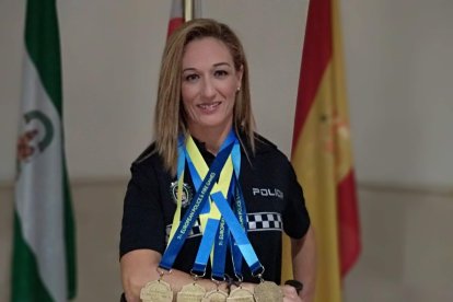 Maria del Mar luciendo sus medallas